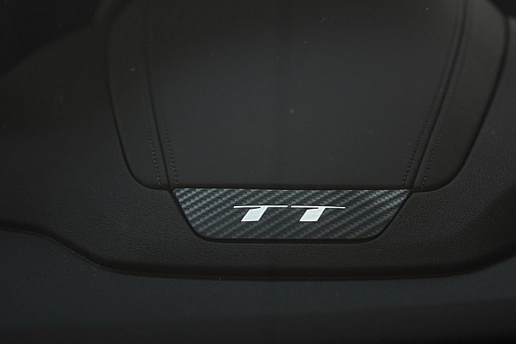 1 Zierblende an der Tachokuppel mit carbonlook  TT logo